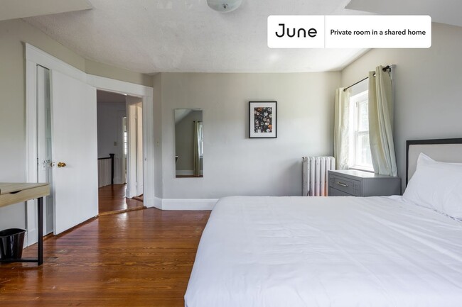 Foto del edificio - Private bedroom in 9 bed/2 bath Home