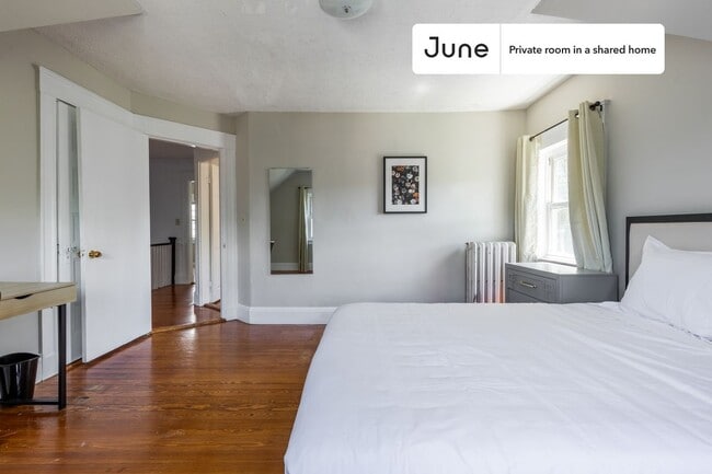 Building Photo - Private bedroom in 9 bed/2 bath Home