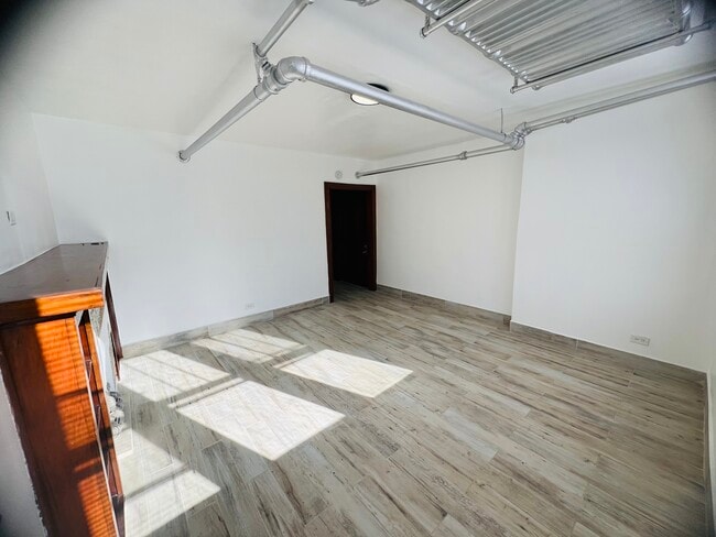 Building Photo - 3025 N Parkside Ave