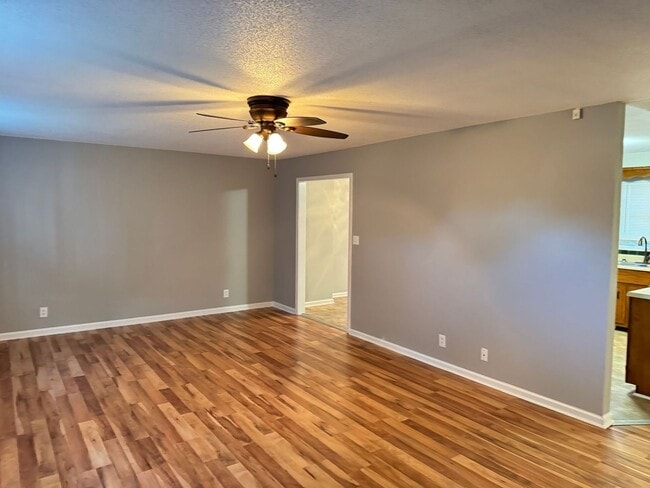 Foto del edificio - Centrally Located in St. B! 3 Bedrooms and 2.5 Baths! Fenced Backyard!