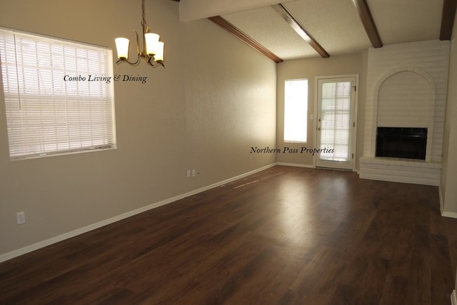 Foto del edificio - Cute 3 Bedroom Duplex!