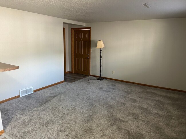 Building Photo - One Bed Close to Downtown and Avera