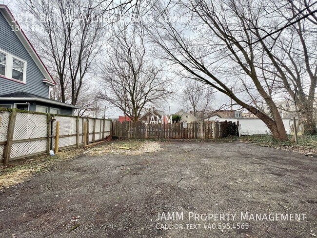 Foto del edificio - 3911 Bridge Ave