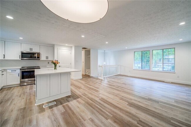 Building Photo - 305 Hembree Forest Cir