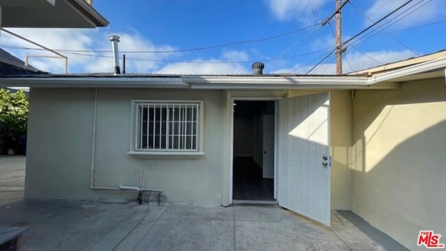 Building Photo - 1043 3rd Ave
