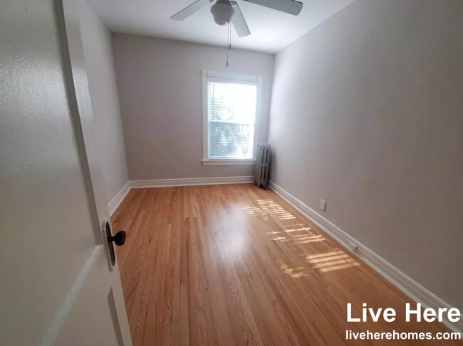 Building Photo - 1437 W Lunt Ave