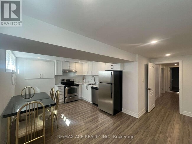 Building Photo - 21 Ada Crescent