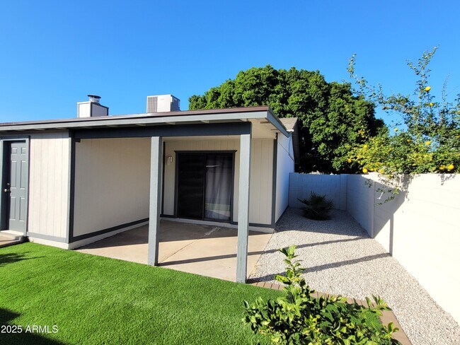 Foto del edificio - 2129 W Tyson St