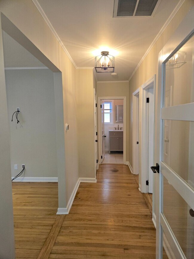 Building Photo - Beautifully updated, ranch style single fa...