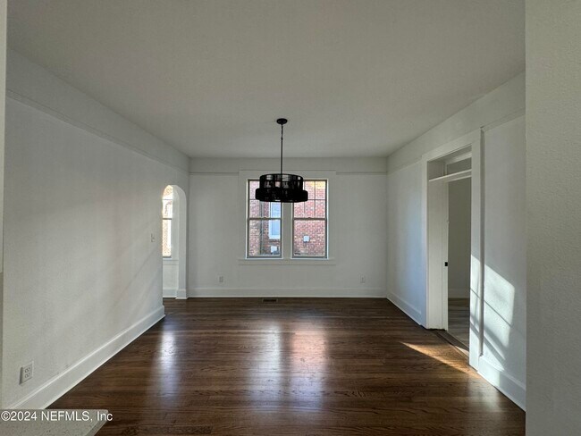 Foto del edificio - 2645 Dellwood Ave