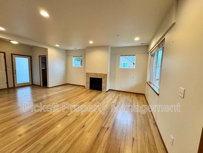 Building Photo - 2402 Seringa Ave