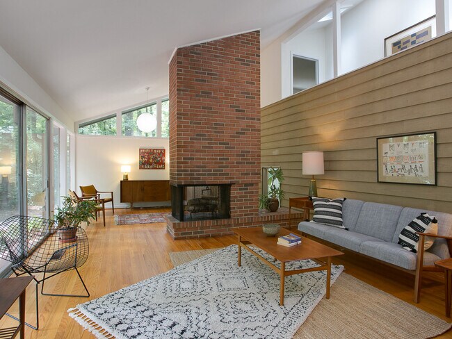 Foto del edificio - 2722 McDowell Rd