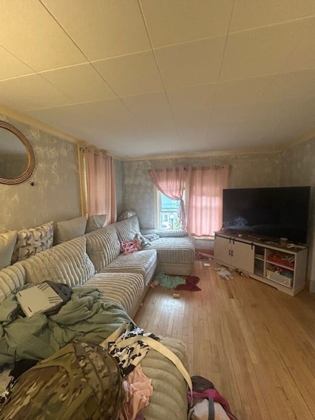 Building Photo - AVAILABLE SEPTEMBER 3rd - Adorable Bungalo...