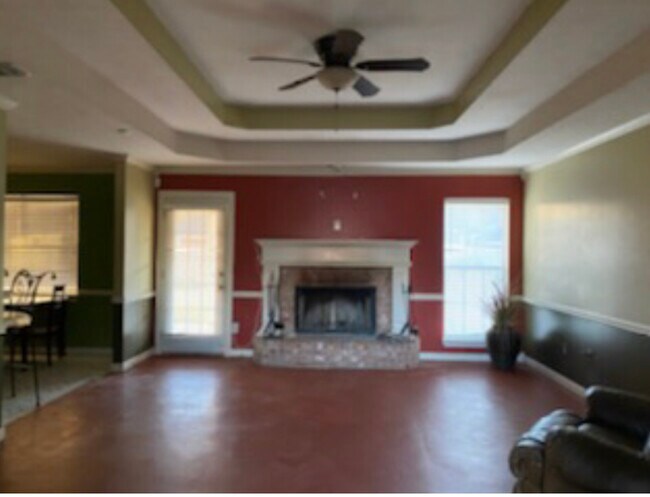 Building Photo - 441 Hillandale Dr