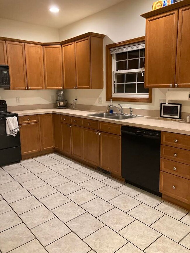 Building Photo - 521 Radcliff Dr