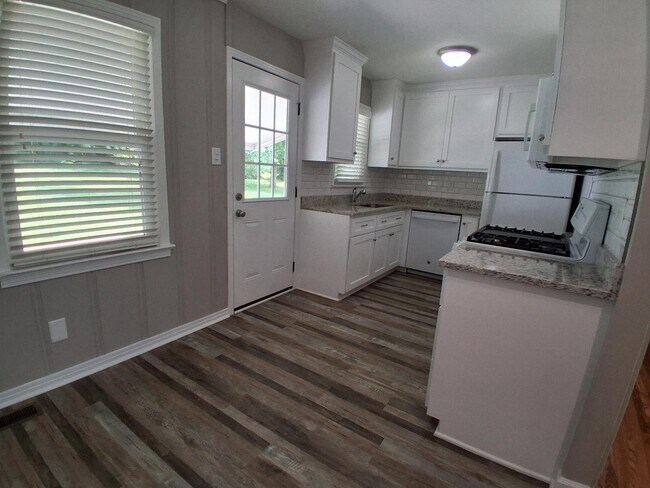 Foto del edificio - 1923 Woodmont Dr