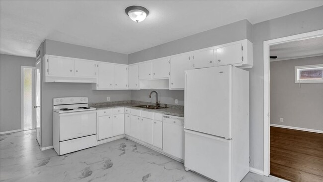 Building Photo - Spacious 4 bedrooms and 2 1/2 baths