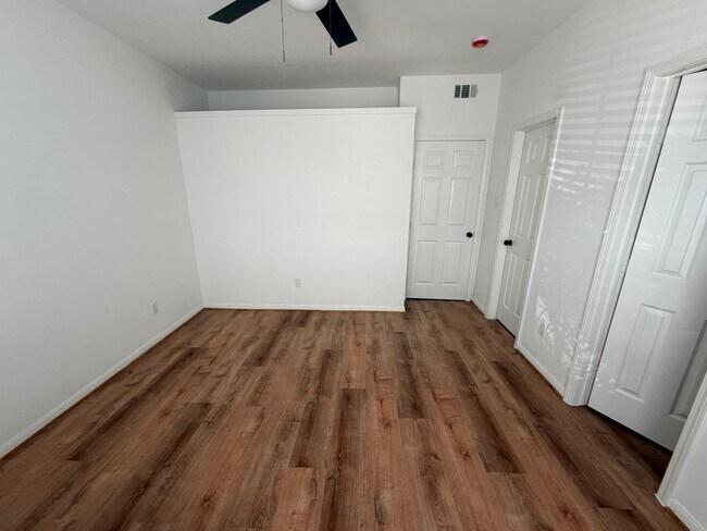 Foto del edificio - 2323 Fairwind Rd