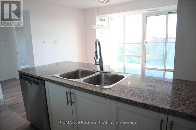Photo du bâtiment - 208-2208 Enfield Pl