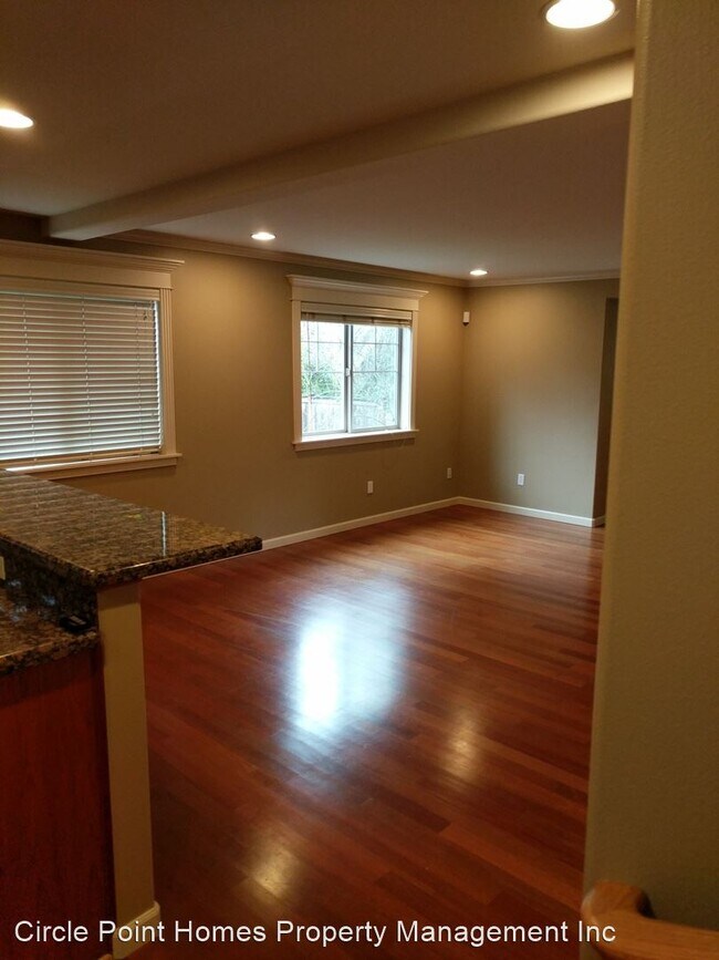 Building Photo - 3 br, 3.5 bath House - 512B 11th Ave E