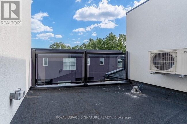 Photo du bâtiment - 3039 Dundas St W