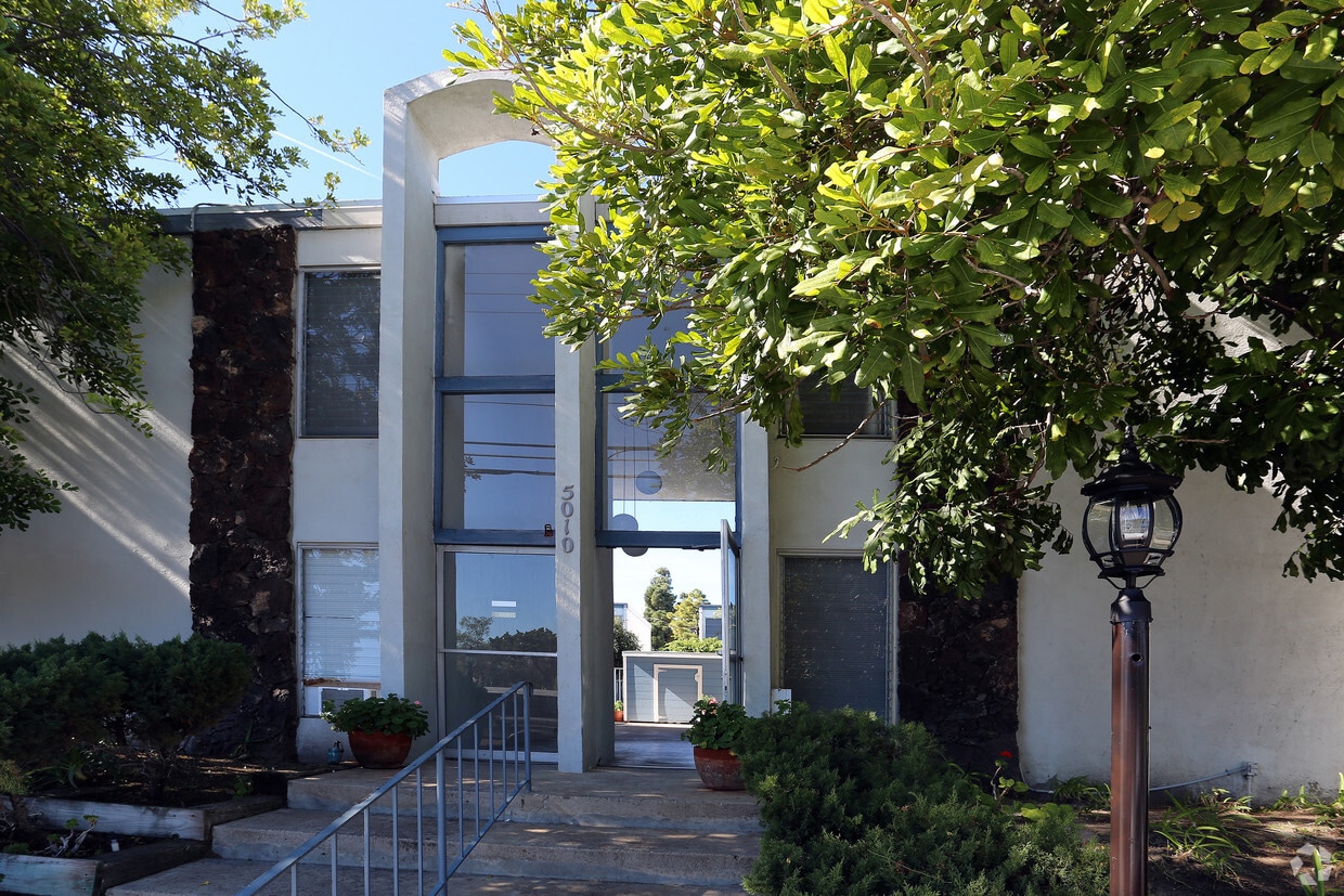Primary Photo - Keeney Plaza Apartment