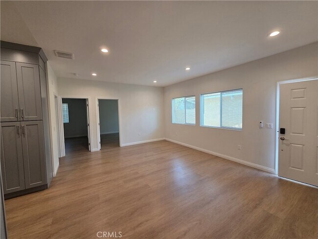 Foto del edificio - 121 N Baymar Ave