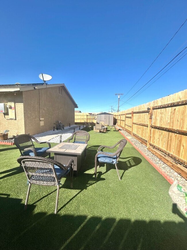 Building Photo - Gorgeous 3 Bedroom 2 Bathroom Home with Solar