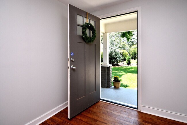 Foto del edificio - Charming 3/2.5 House with Lawn Care included!