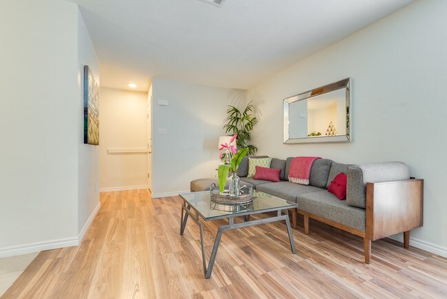 Apartamentos Camelot - 303 Skyline Rd