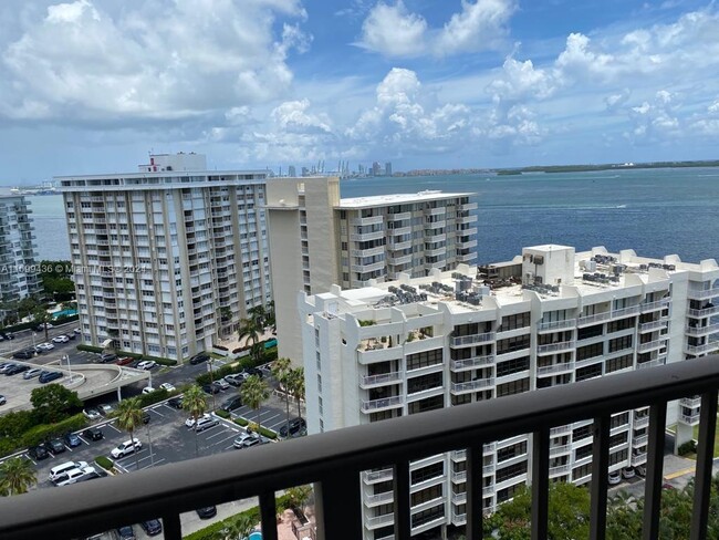 Foto del edificio - 1450 Brickell Bay Dr