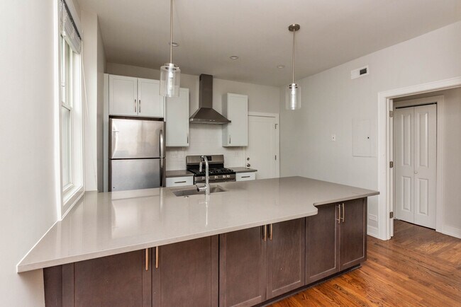Foto del edificio - 2045 N Wolcott Ave