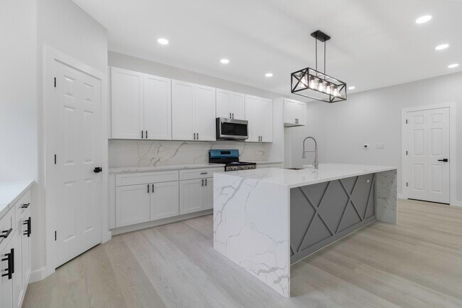 Foto del edificio - 611 Bridgeview Dr