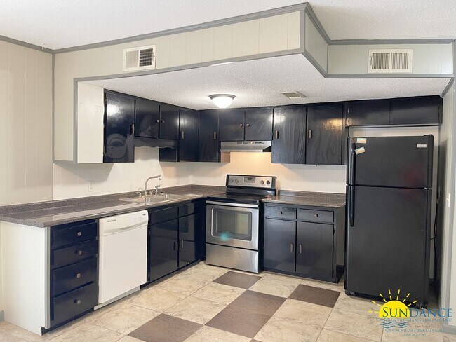 Building Photo - Adorable 3 Bedroom Townhouse In Fort Walton Beach!