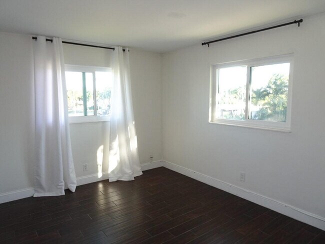 Building Photo - 316 SE 1st St