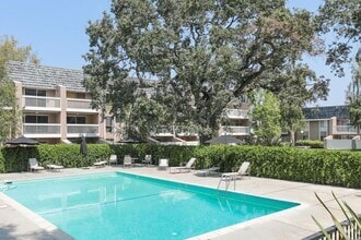 Building Photo - 675 Sharon Park Dr