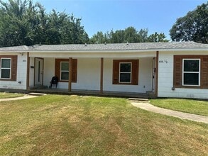 Building Photo - 405 Maple Dr