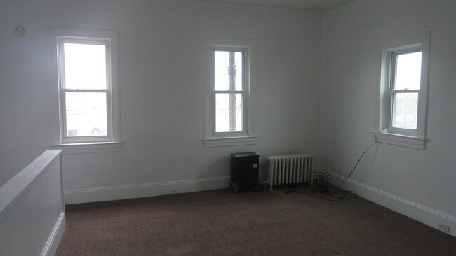 Building Photo - 323 E Cottage Pl