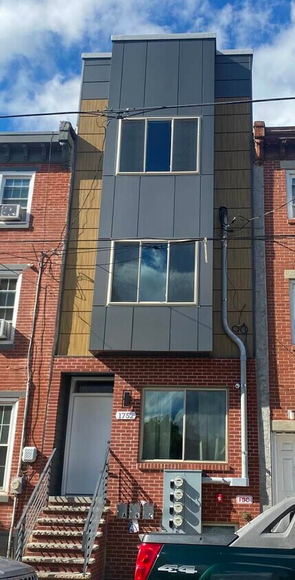 Primary Photo - 1752 N Marshall St