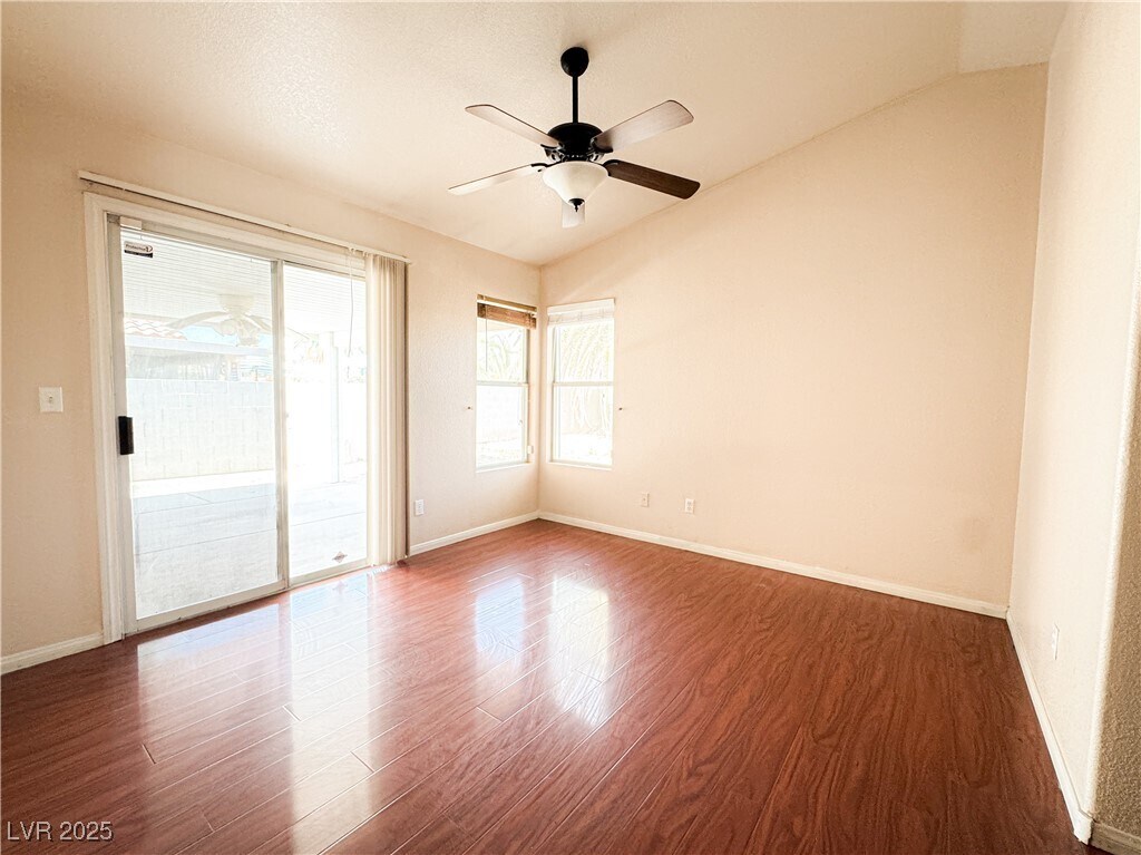 Foto del edificio - 9436 Lake Creek St