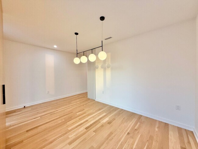 Foto del edificio - Beautiful 3BD, 3.5BA Downtown Raleigh Townhome with 1-Car Garage, Walkable to Premier Shopping & ...
