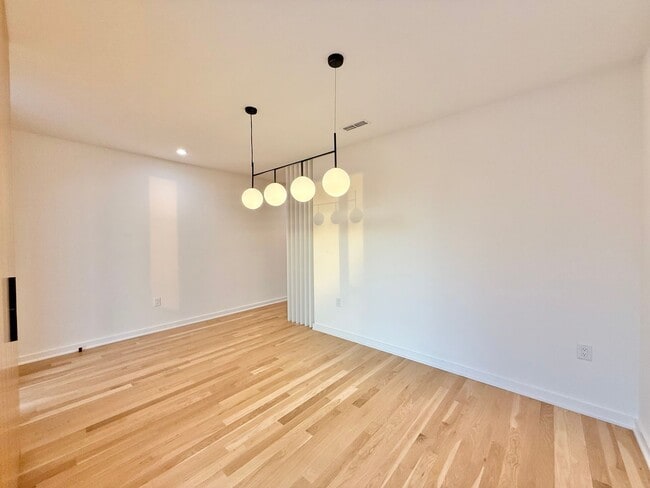 Building Photo - **OFFERING REFUNDABLE APPLICATION FEES & $300 MOVE IN PROMOTION** Beautiful 3BD, 3.5BA Downtown R...