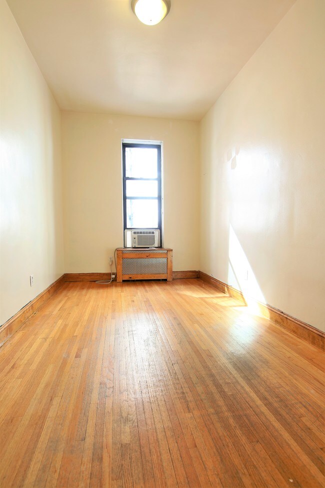 Building Photo - 35 W 76th St