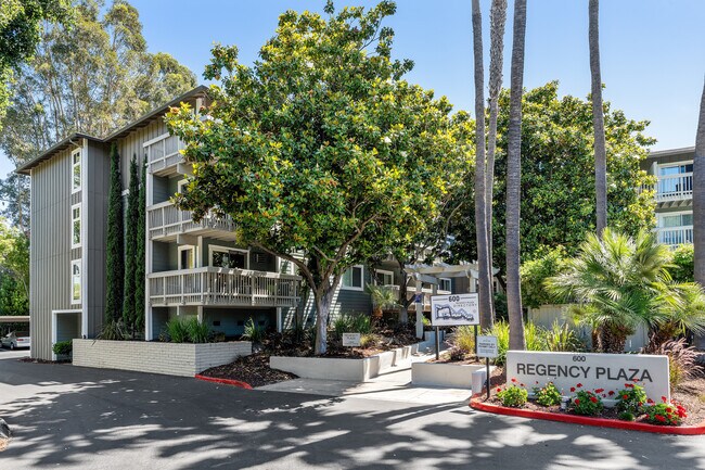 Entrada exterior RPA (1) - Regency Plaza Apartments