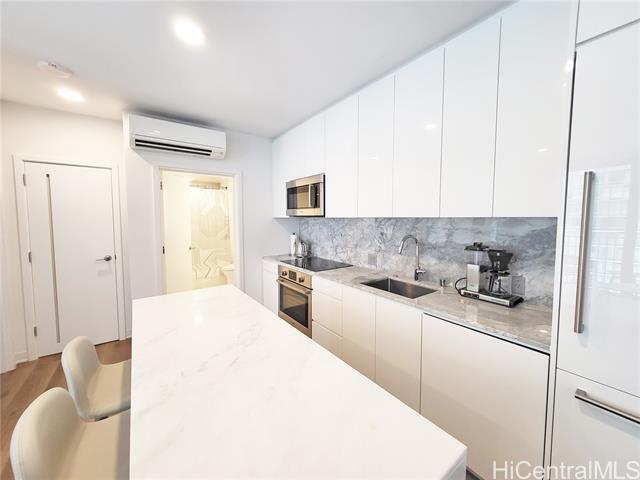 Building Photo - 987 Queen St