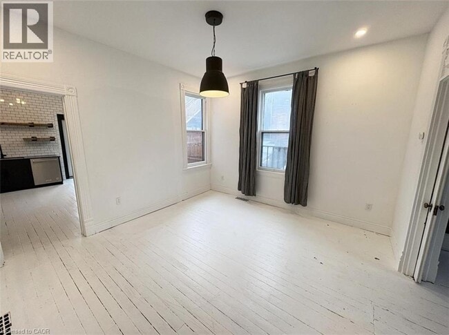 Building Photo - 164 Catharine St N