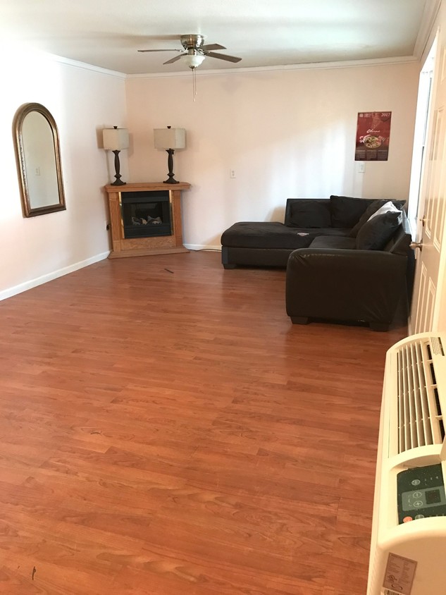 Living Room - 4021 Greenwood Rd
