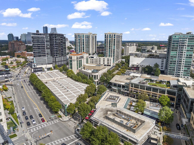 Foto del edificio - 3040 Peachtree Rd NW