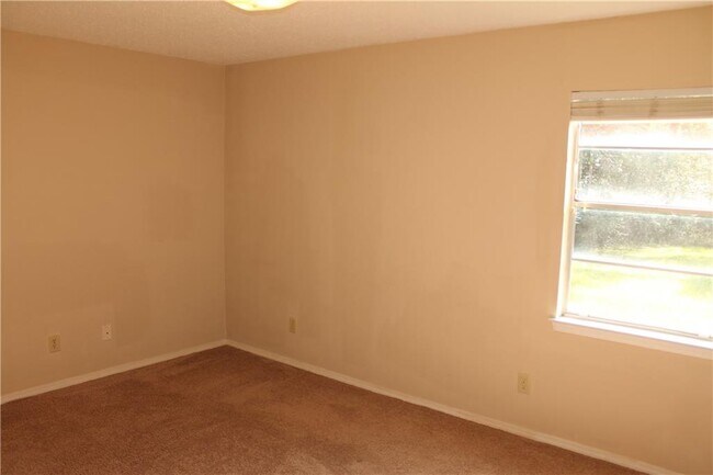 Building Photo - 711 Trailwood Dr E