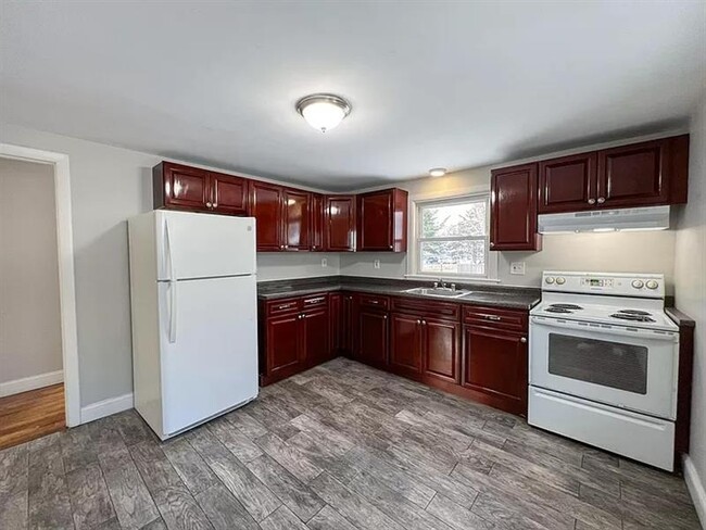 Building Photo - Beautiful 4 Bedrooms and 2 bat